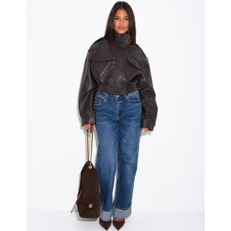 Kurze Jacke aus genarbtem Kunstleder mit Pattentaschen