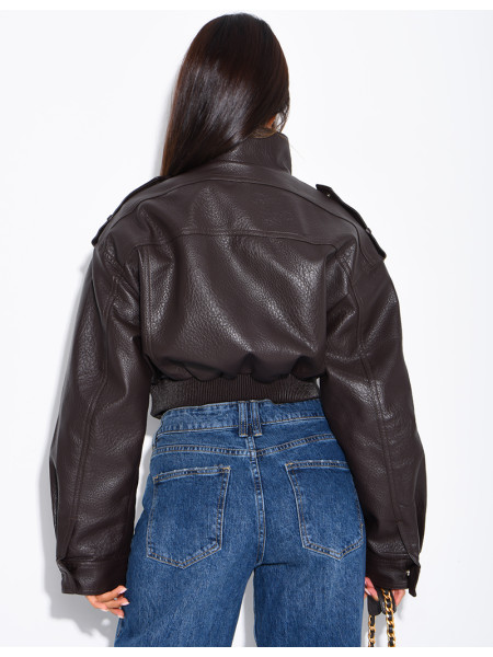 Kurze Jacke aus genarbtem Kunstleder mit Pattentaschen