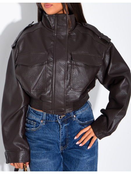 Kurze Jacke aus genarbtem Kunstleder mit Pattentaschen