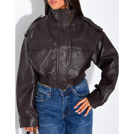 Kurze Jacke aus genarbtem Kunstleder mit Pattentaschen