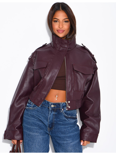 Kurze Jacke aus genarbtem Kunstleder mit Pattentaschen