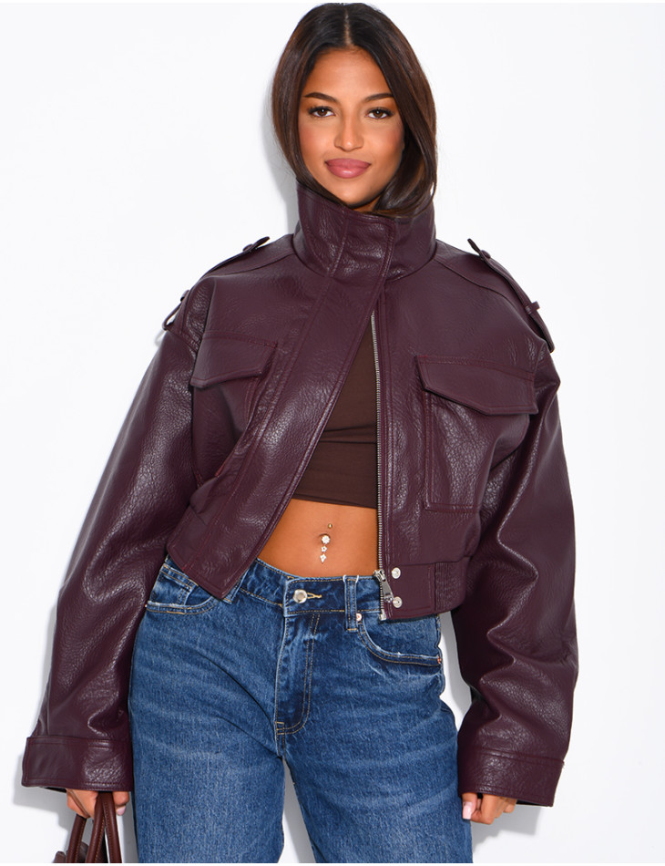 Kurze Jacke aus genarbtem Kunstleder mit Pattentaschen