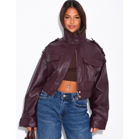 Kurze Jacke aus genarbtem Kunstleder mit Pattentaschen