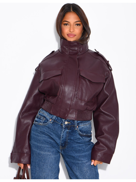 Kurze Jacke aus genarbtem Kunstleder mit Pattentaschen