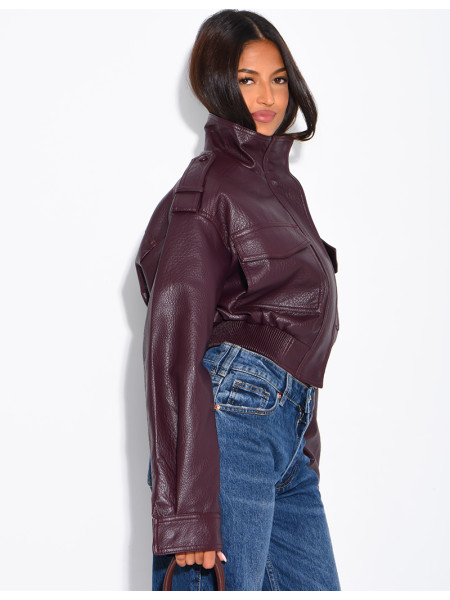 Kurze Jacke aus genarbtem Kunstleder mit Pattentaschen