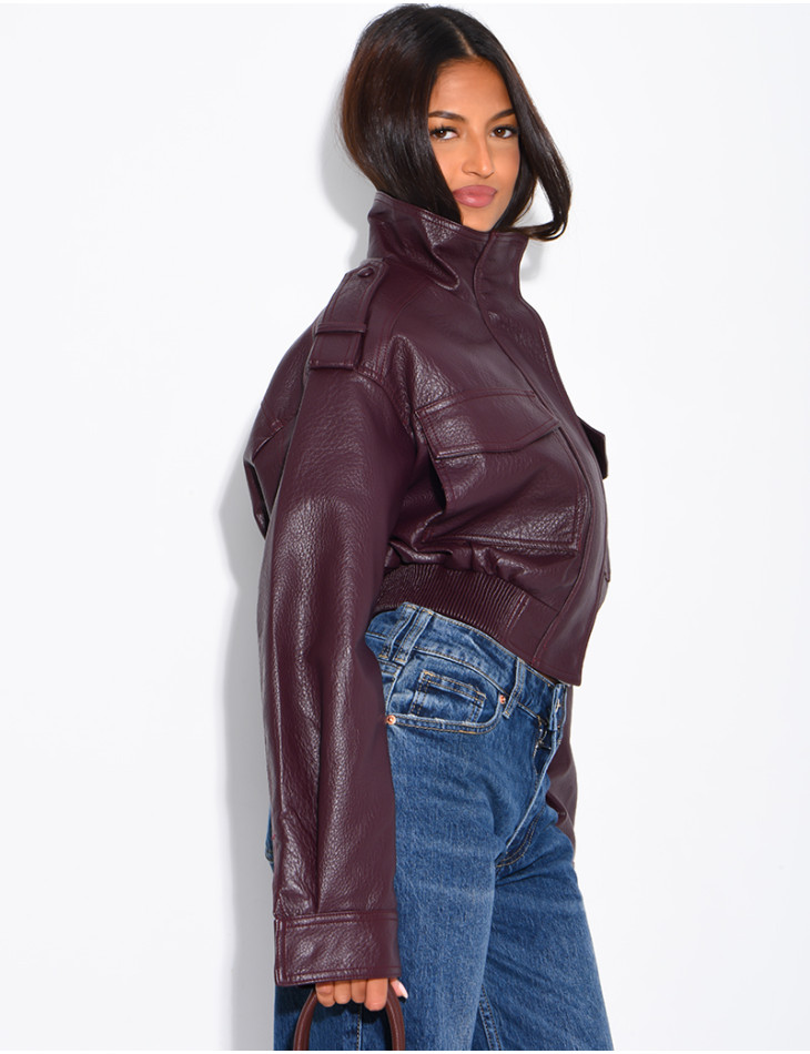Kurze Jacke aus genarbtem Kunstleder mit Pattentaschen