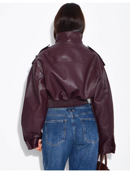 Kurze Jacke aus genarbtem Kunstleder mit Pattentaschen