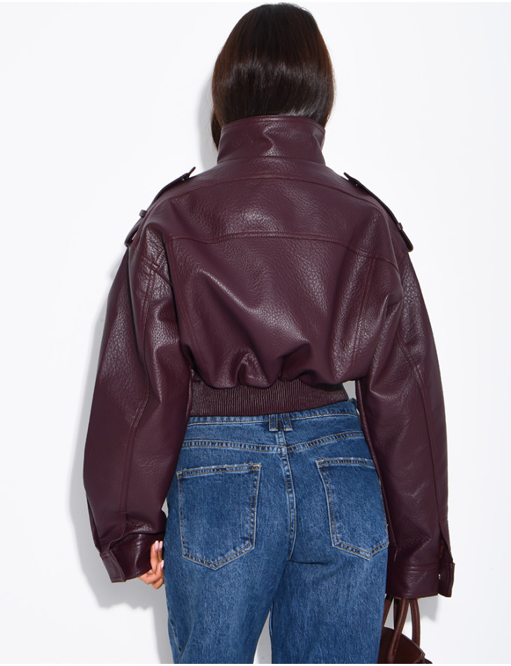 Kurze Jacke aus genarbtem Kunstleder mit Pattentaschen