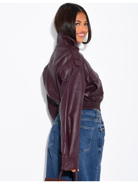 Kurze Jacke aus genarbtem Kunstleder mit Pattentaschen