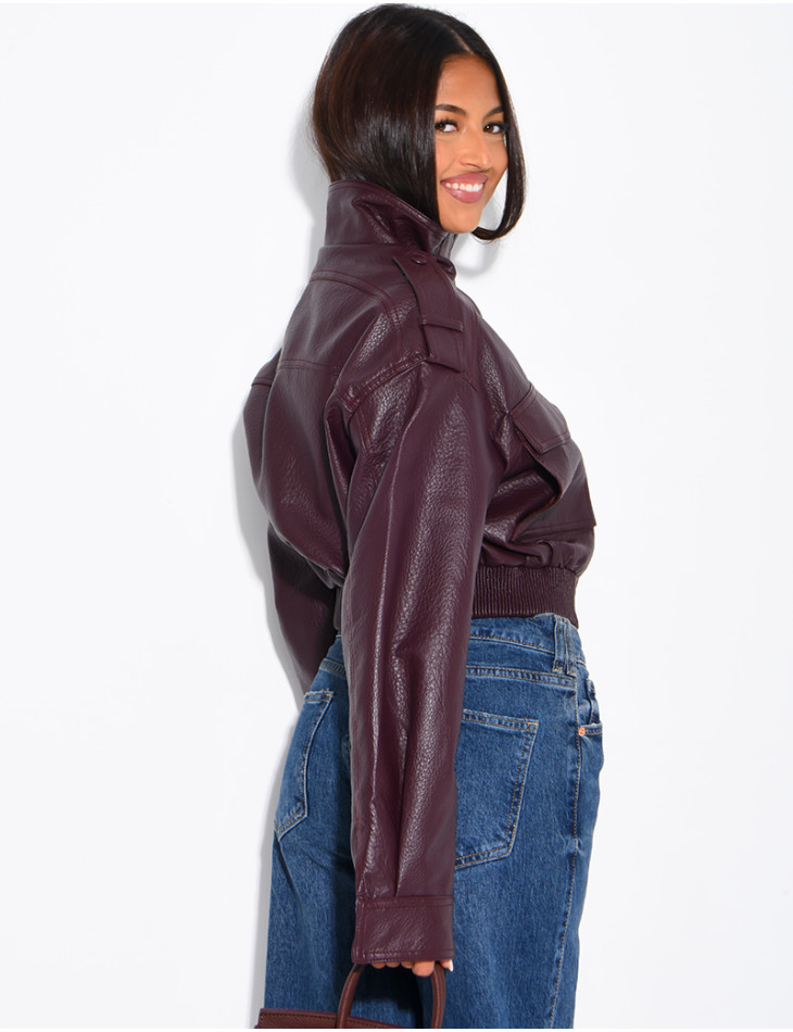 Kurze Jacke aus genarbtem Kunstleder mit Pattentaschen