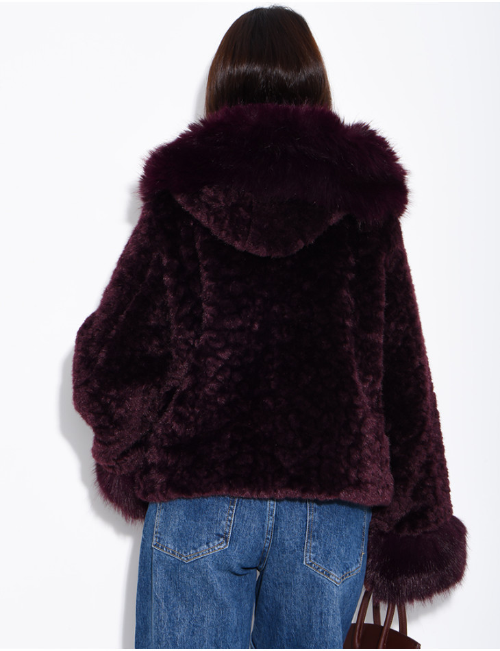 Veste courte en fausse fourrure