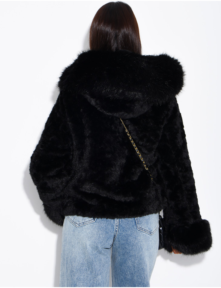Veste courte en fausse fourrure