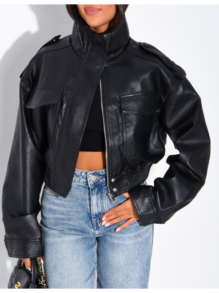 Kurze Jacke aus genarbtem Kunstleder mit Pattentaschen