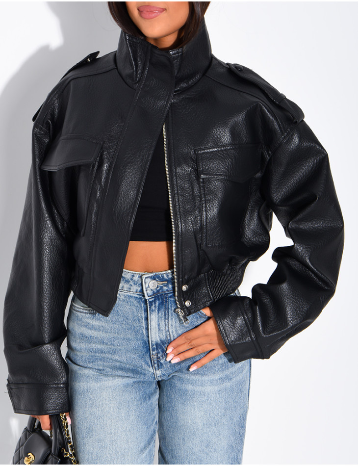 Kurze Jacke aus genarbtem Kunstleder mit Pattentaschen