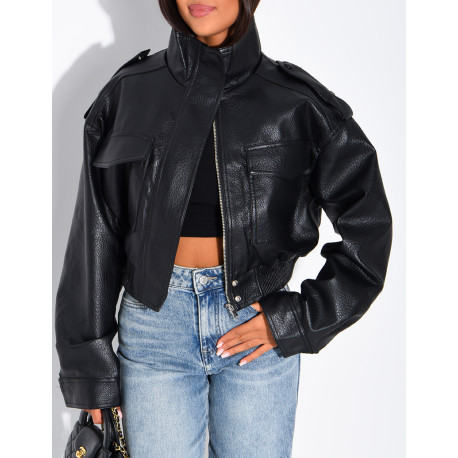 Kurze Jacke aus genarbtem Kunstleder mit Pattentaschen