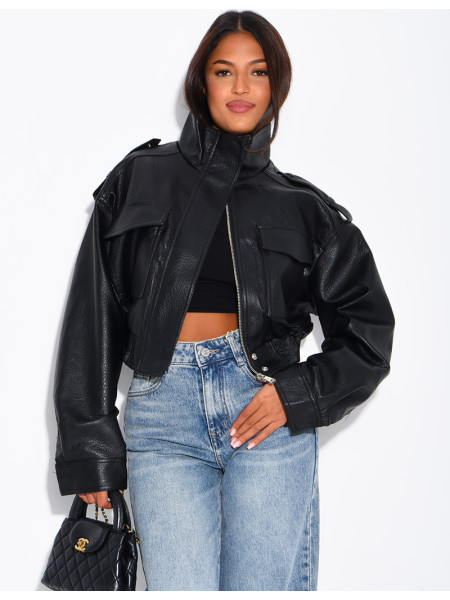 Kurze Jacke aus genarbtem Kunstleder mit Pattentaschen