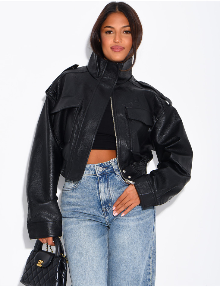 Kurze Jacke aus genarbtem Kunstleder mit Pattentaschen