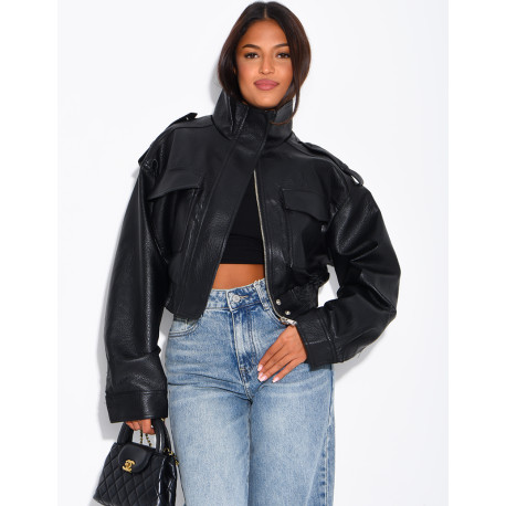 Kurze Jacke aus genarbtem Kunstleder mit Pattentaschen