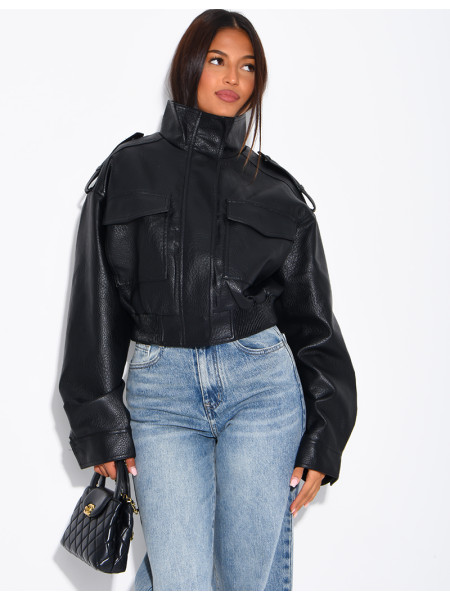 Kurze Jacke aus genarbtem Kunstleder mit Pattentaschen
