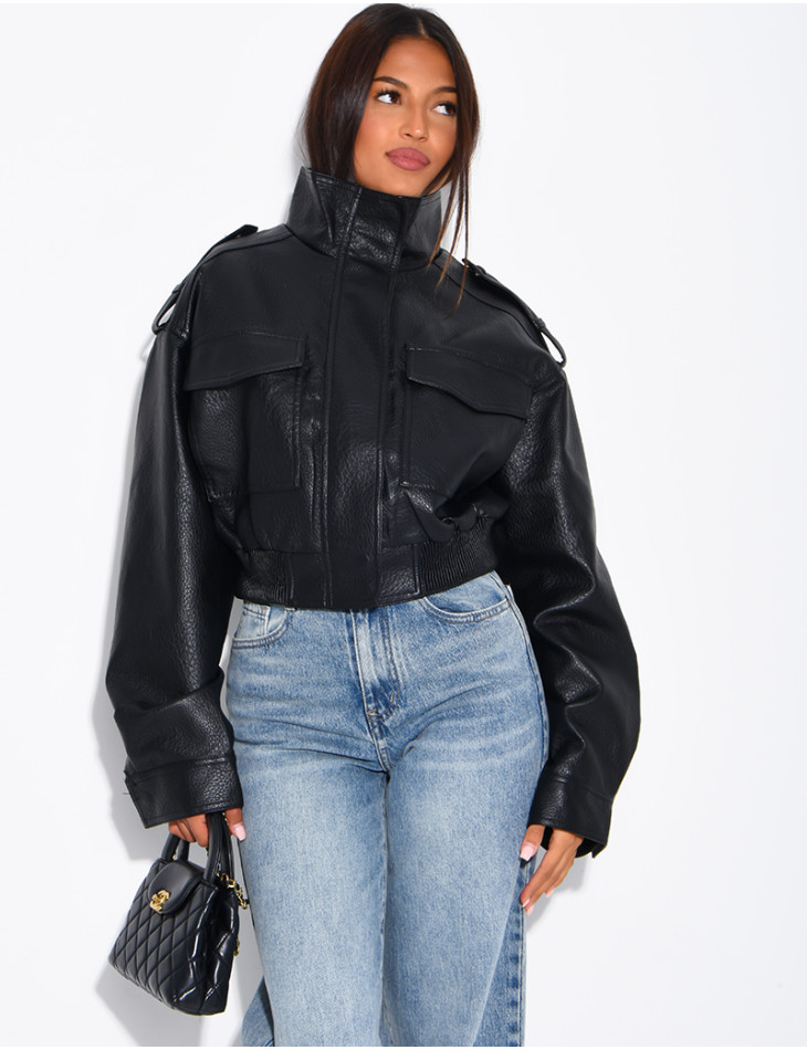 Kurze Jacke aus genarbtem Kunstleder mit Pattentaschen