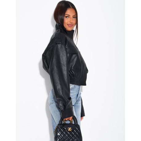 Kurze Jacke aus genarbtem Kunstleder mit Pattentaschen