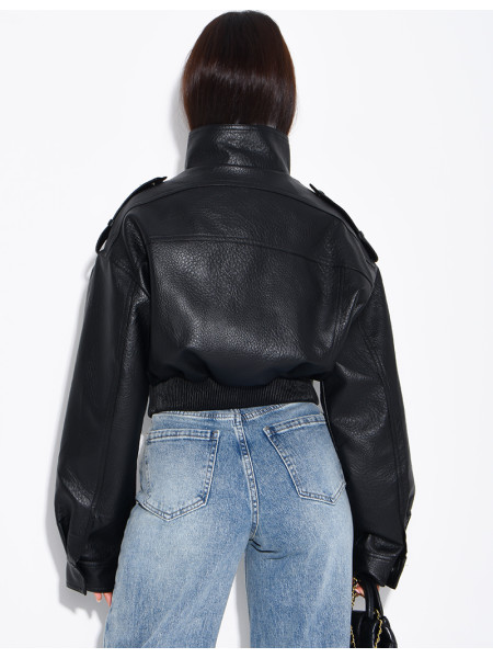 Kurze Jacke aus genarbtem Kunstleder mit Pattentaschen