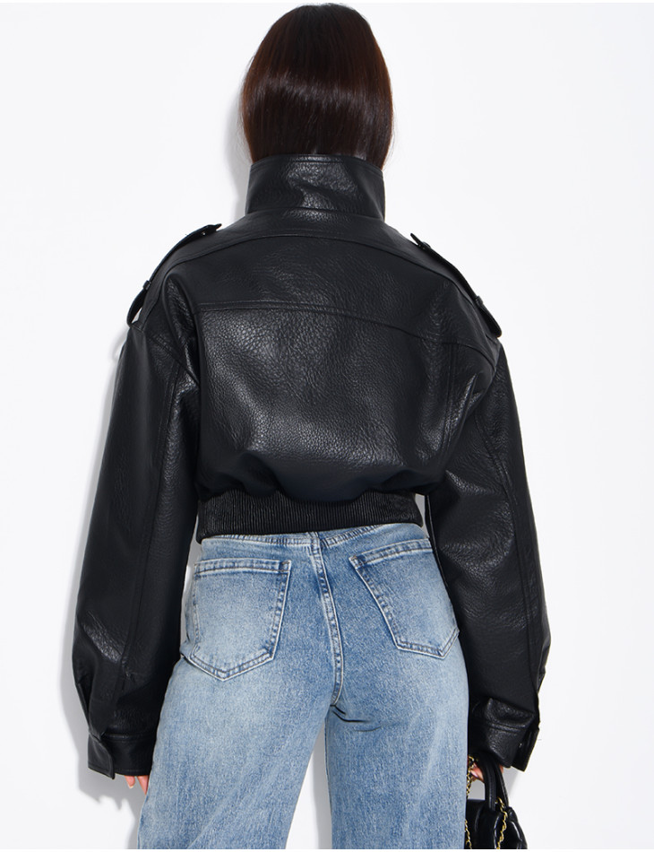 Kurze Jacke aus genarbtem Kunstleder mit Pattentaschen