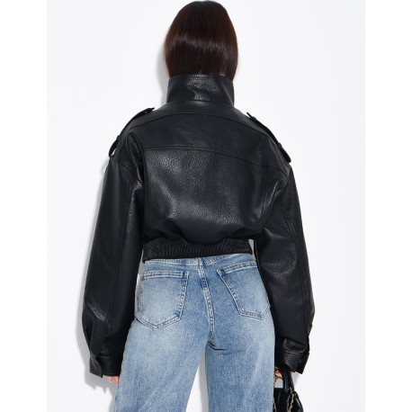 Kurze Jacke aus genarbtem Kunstleder mit Pattentaschen