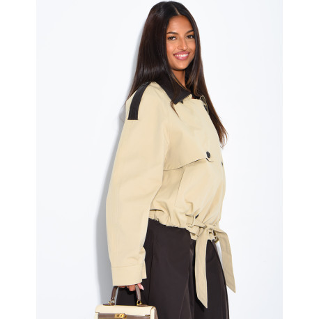 Veste courte style trench à empiècements contrastants