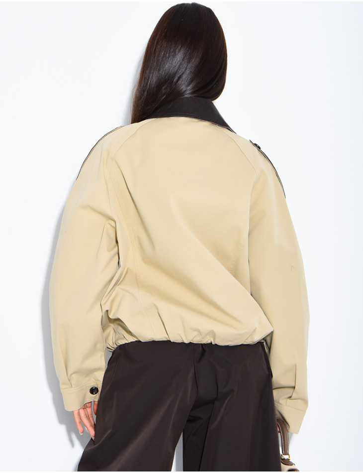 Veste courte style trench à empiècements contrastants