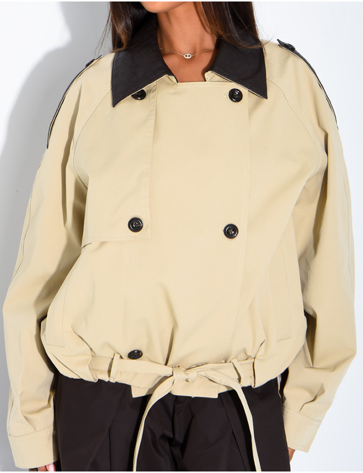 Veste courte style trench à empiècements contrastants