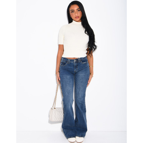 Ausgestellte Flare-Jeans mit Vintage-Stickereien und Strasssteinen