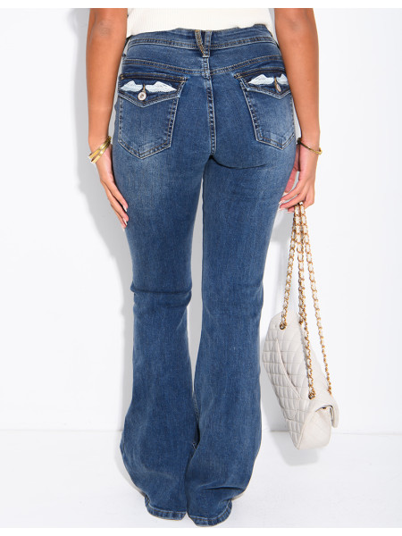 Ausgestellte Flare-Jeans mit Vintage-Stickereien und Strasssteinen
