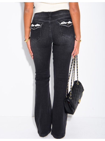 Ausgestellte Flare-Jeans mit Vintage-Stickereien und Strasssteinen
