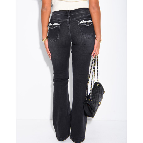 Ausgestellte Flare-Jeans mit Vintage-Stickereien und Strasssteinen