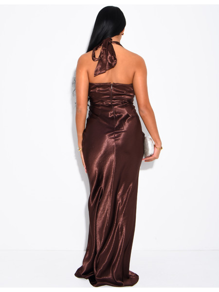Robe longue décolletée en satin ornée de sequins