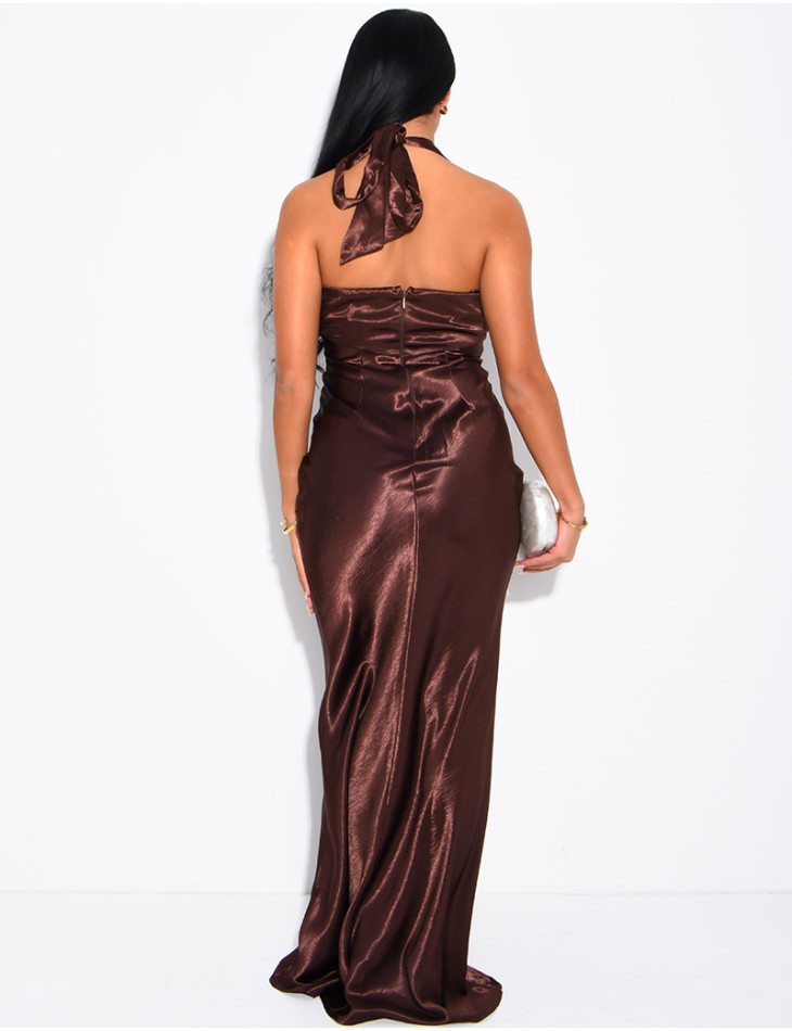 Robe longue décolletée en satin ornée de sequins