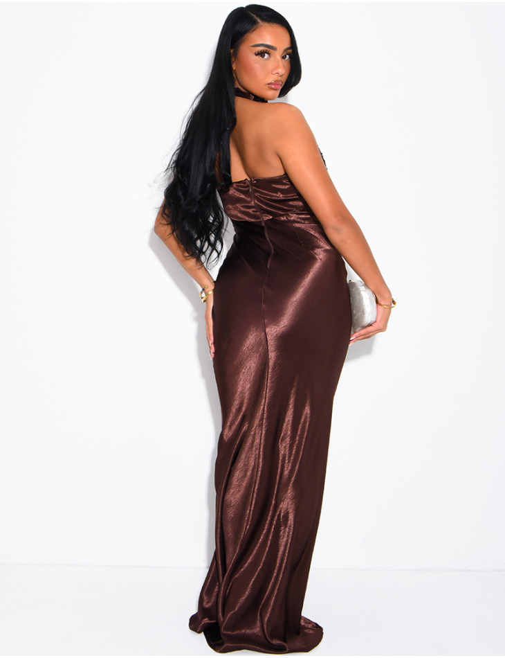 Robe longue décolletée en satin ornée de sequins