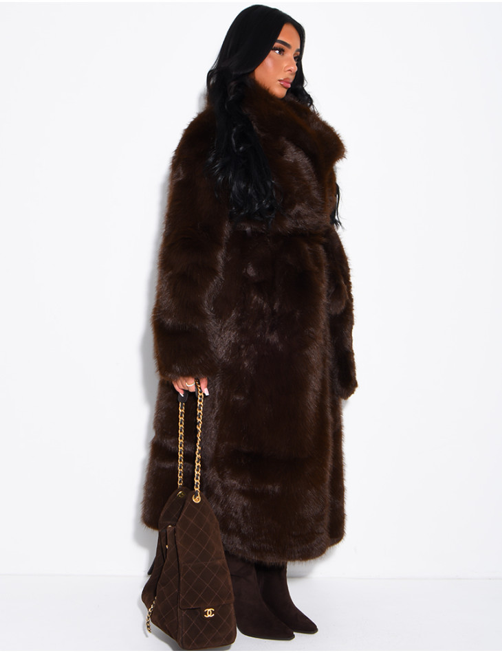 Manteau très long en fausse fourrure et ceinture