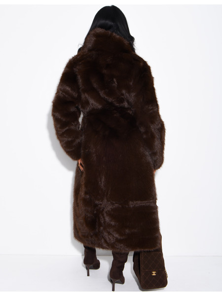 Manteau très long en fausse fourrure et ceinture