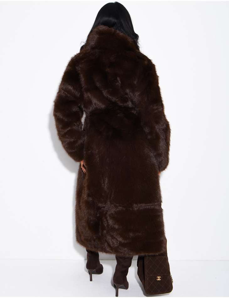 Manteau très long en fausse fourrure et ceinture