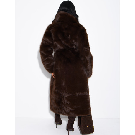 Manteau très long en fausse fourrure et ceinture