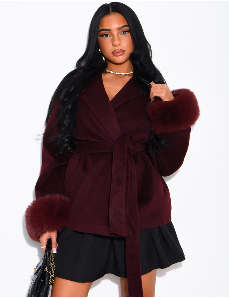 Manteau mi-long en feutrine à fourrure sur les poignets