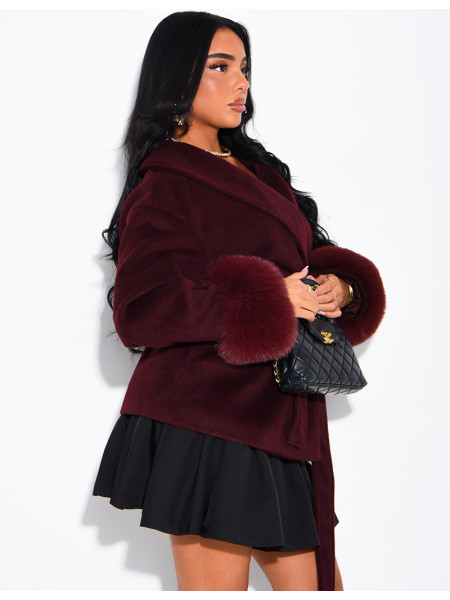 Manteau mi-long en feutrine à fourrure sur les poignets