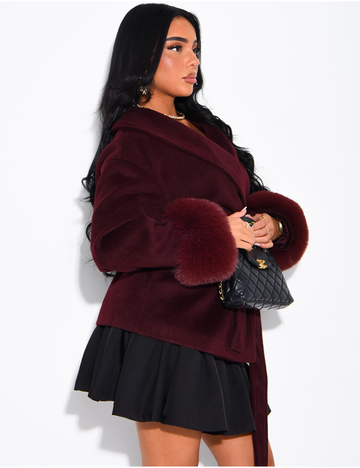 Manteau mi-long en feutrine à fourrure sur les poignets