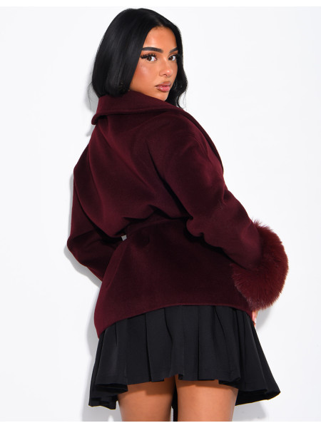 Manteau mi-long en feutrine à fourrure sur les poignets