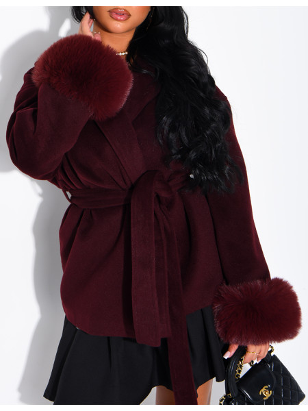 Manteau mi-long en feutrine à fourrure sur les poignets