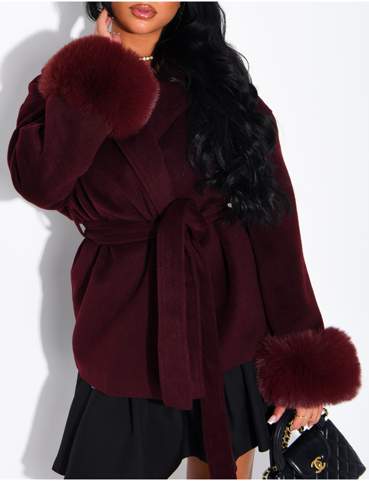 Manteau mi-long en feutrine à fourrure sur les poignets