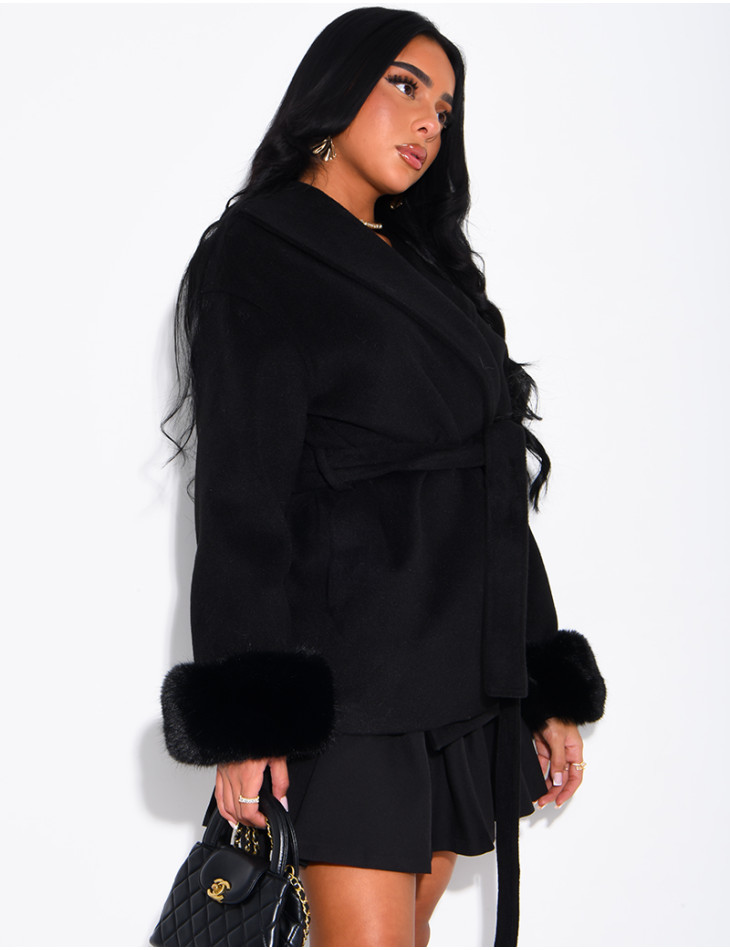 Manteau mi-long en feutrine à fourrure sur les poignets