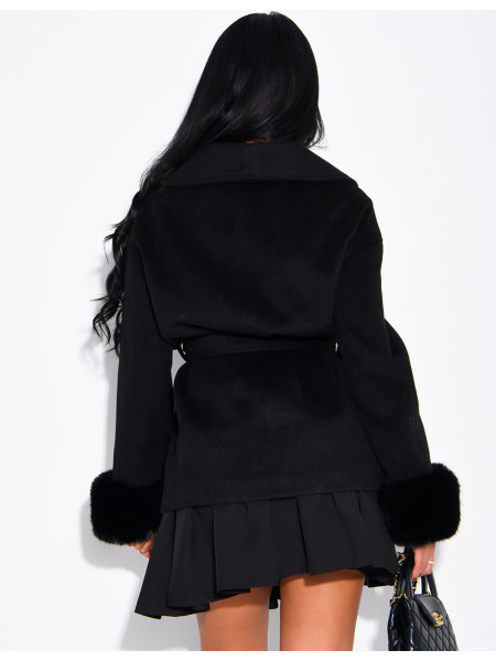 Manteau mi-long en feutrine à fourrure sur les poignets